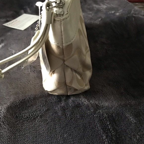 New Coach signature canvas and leather small bag - Picture 4 of 12